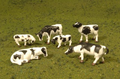 O-SCALE BLACK AND WHITE COWS/ 6 Pcs.