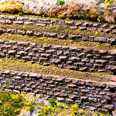 HO-SCALE MEDIUM CUT STONE ROW WALLS/4 PCS.
