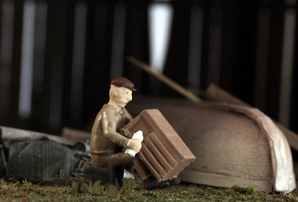 O-SCALE LOBSTERMAN REPAIRING LOBSTER TRAP
